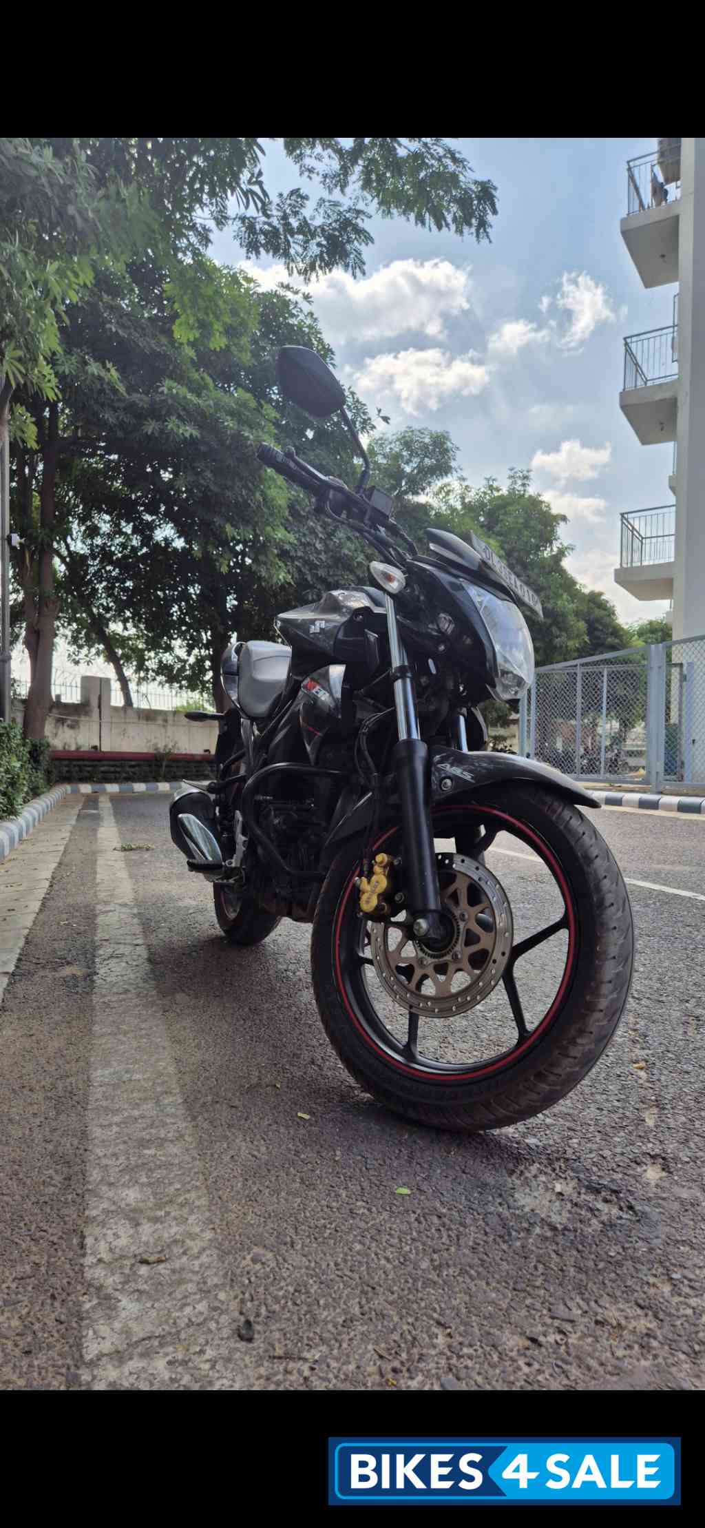 Pearl Black Suzuki Gixxer ABS