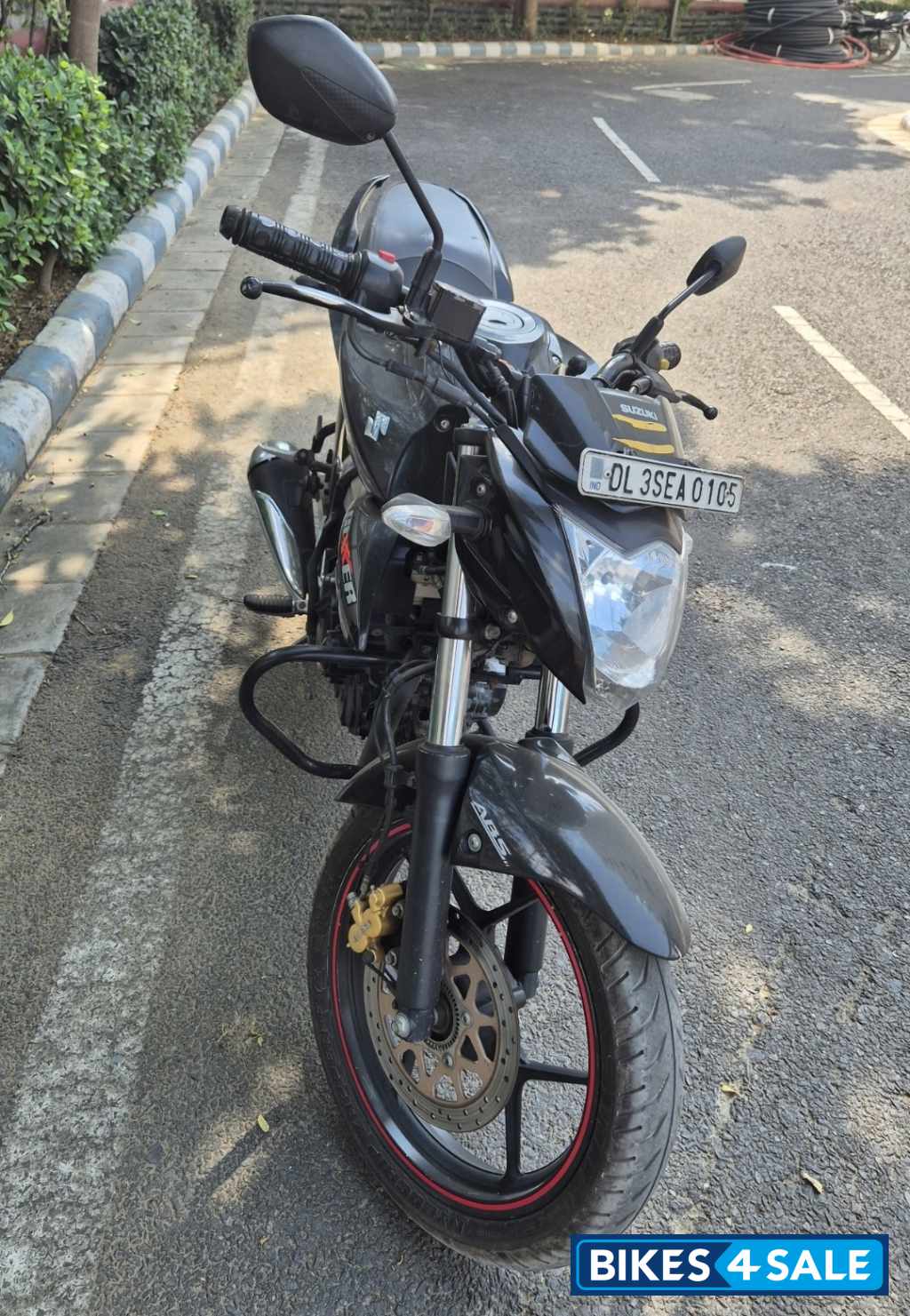 Pearl Black Suzuki Gixxer ABS