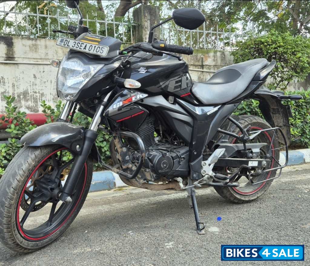 Pearl Black Suzuki Gixxer ABS