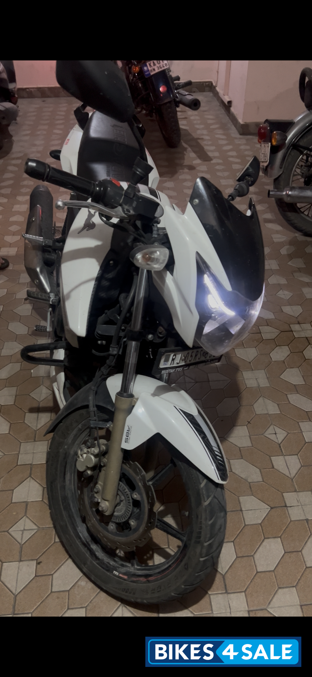 White TVS Apache RTR 180 BS6