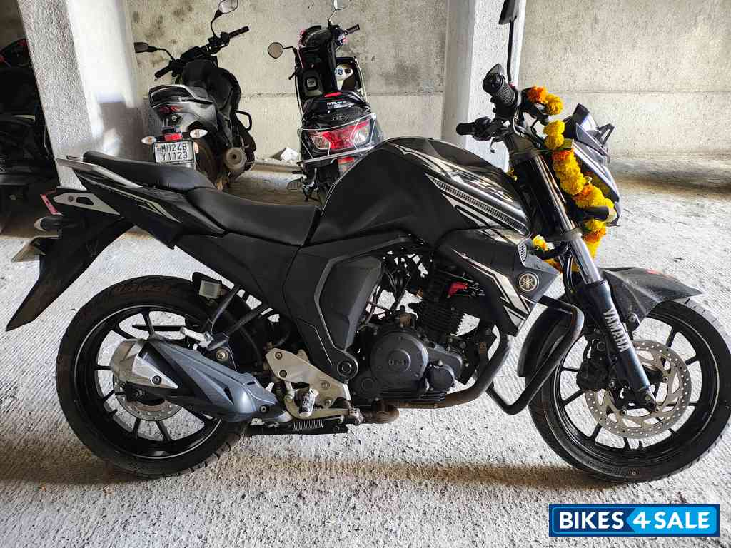Black Yamaha FZ-S FI V2