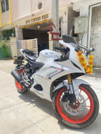White Yamaha R15 V4