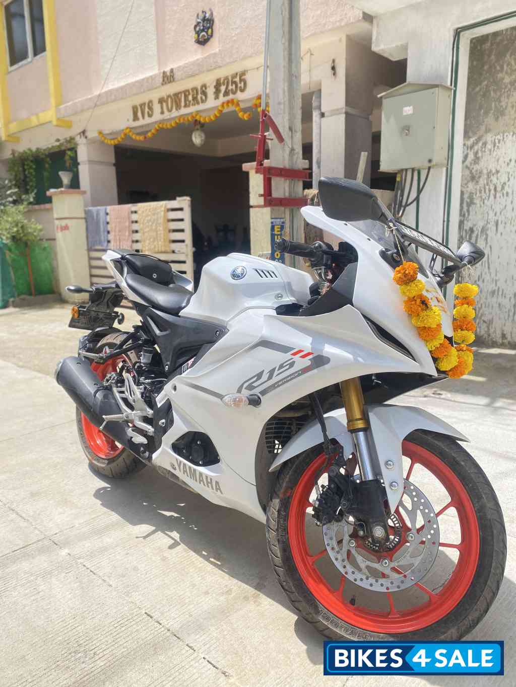 White Yamaha R15 V4