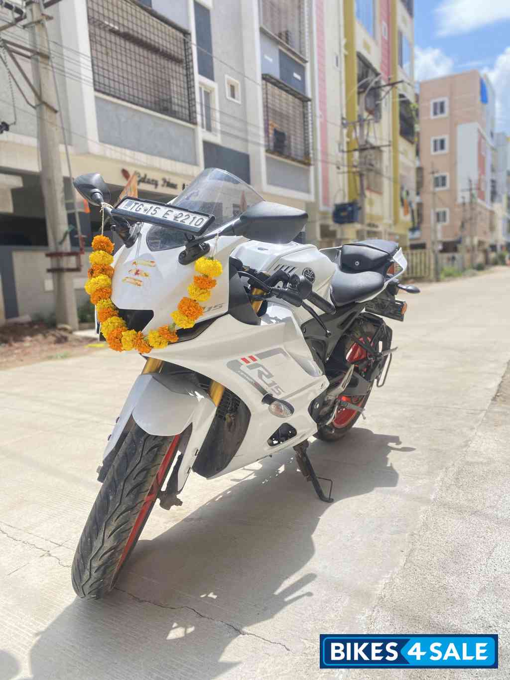 White Yamaha R15 V4