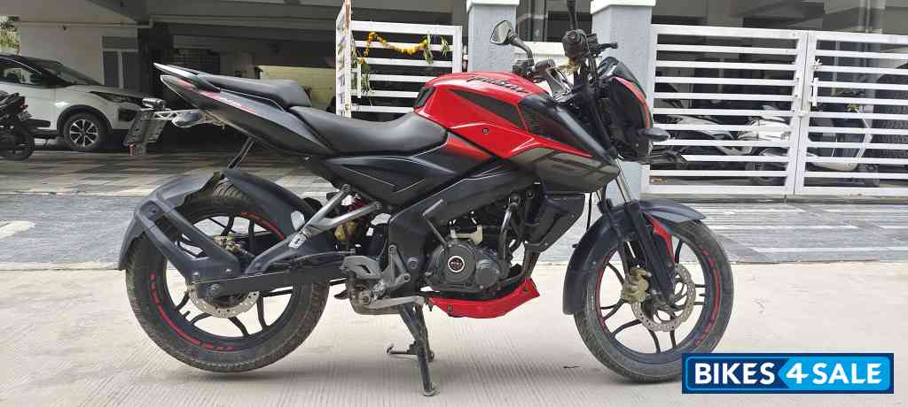 Red Bajaj Pulsar NS 160