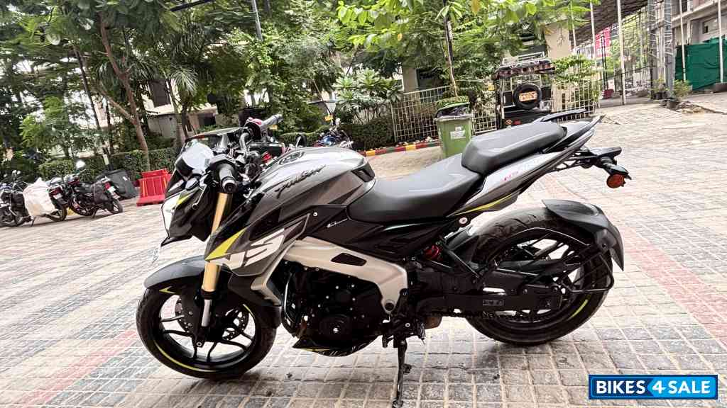 Bajaj Pulsar 400 SS