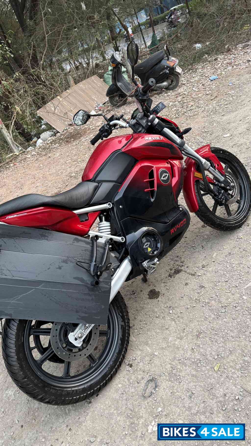 Red Black Revolt RV 400