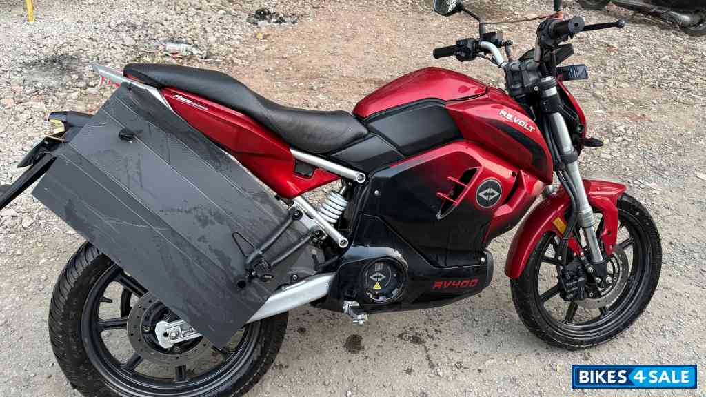 Red Black Revolt RV 400