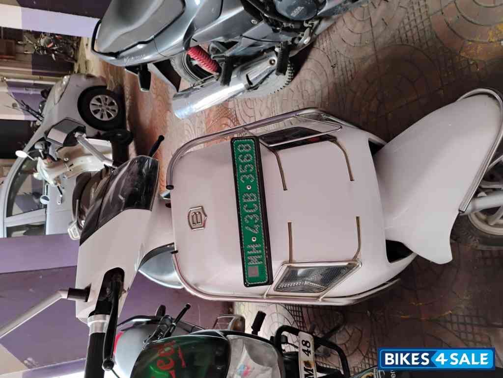 White BGauss B8 Lithium Ion