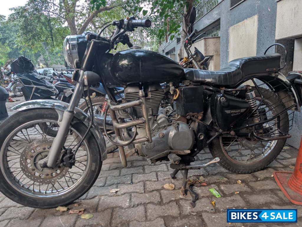 Black Royal Enfield Bullet 350 Twinspark