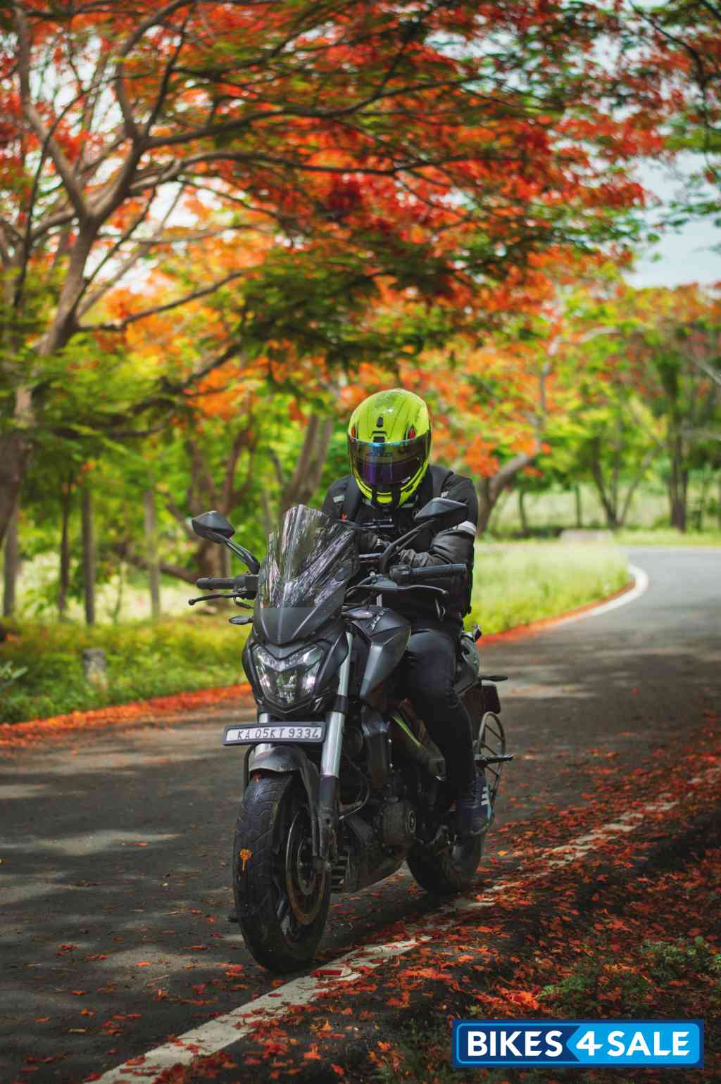 Black Bajaj Dominar 400