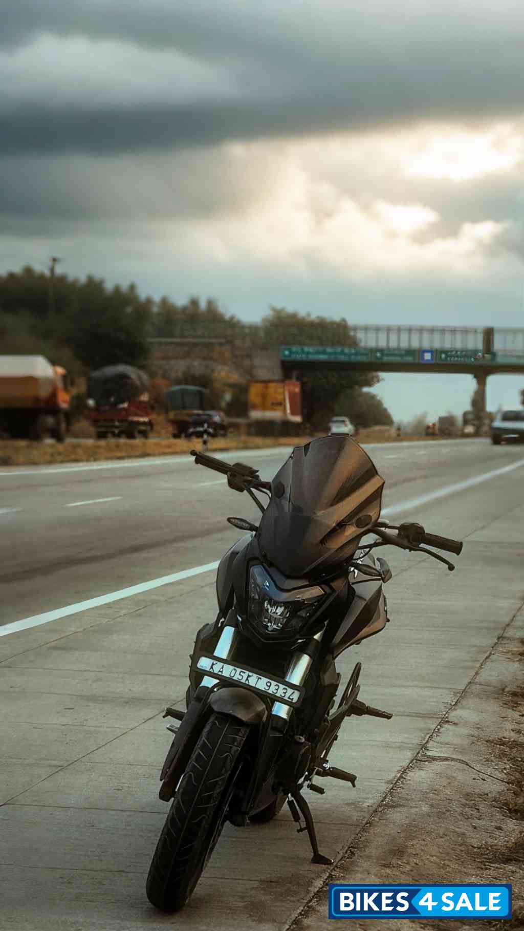 Black Bajaj Dominar 400