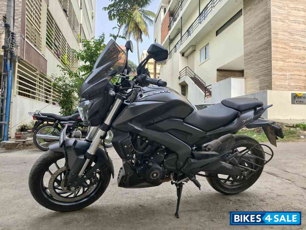 Black Bajaj Dominar 400