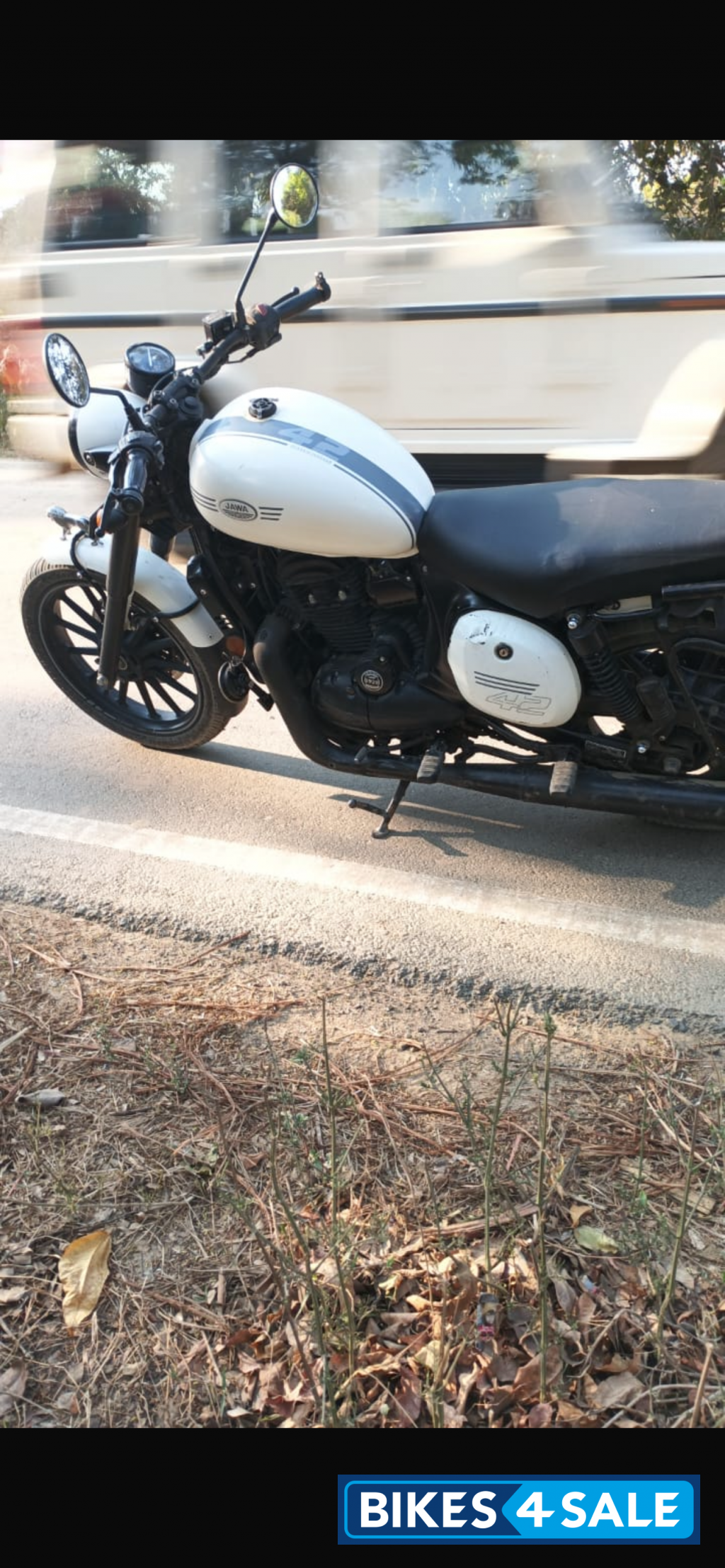 Jawa 42 Dual Channel ABS Sirius White