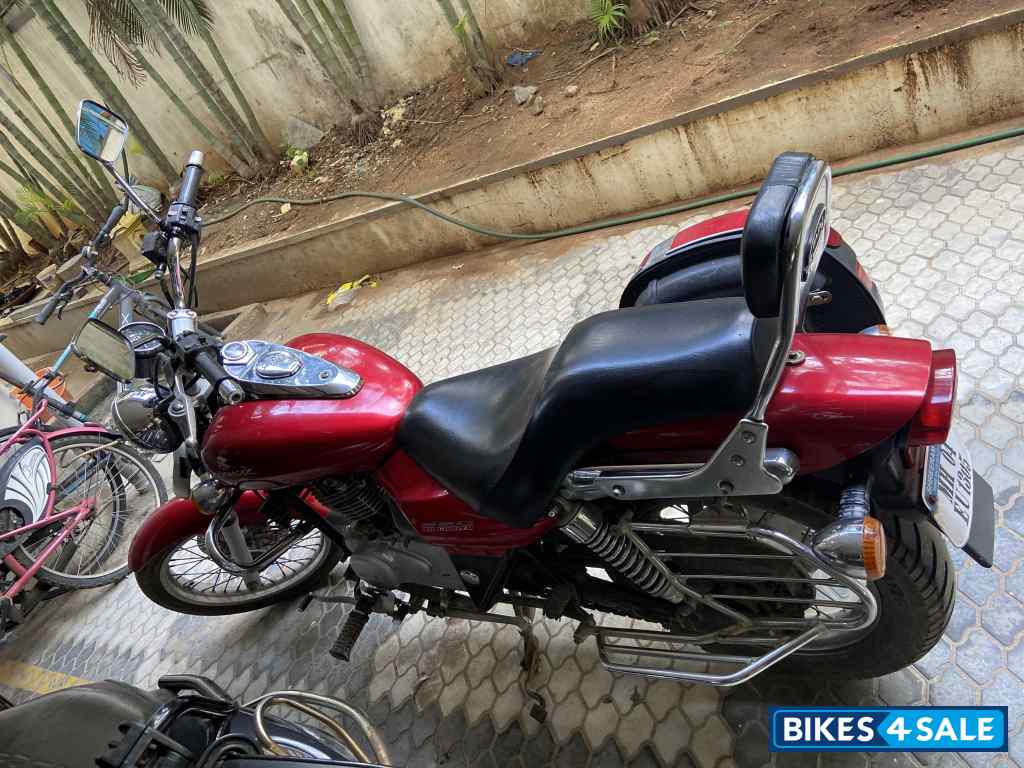 Red Bajaj Avenger 220 DTS-i