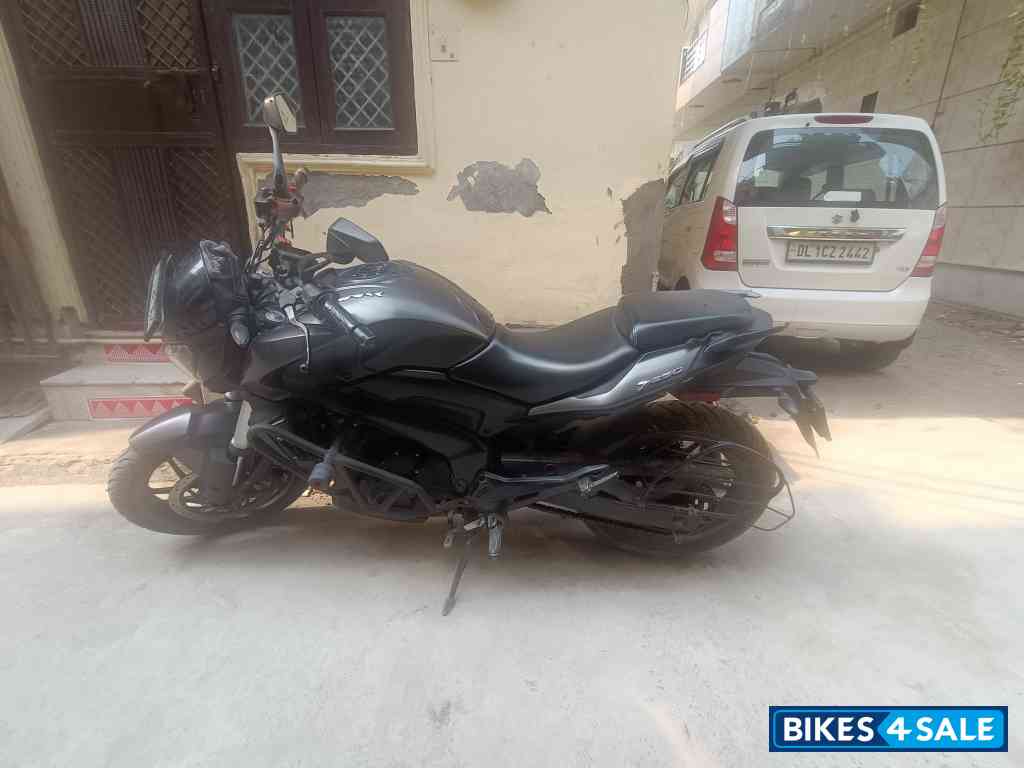 Black Bajaj Dominar 250