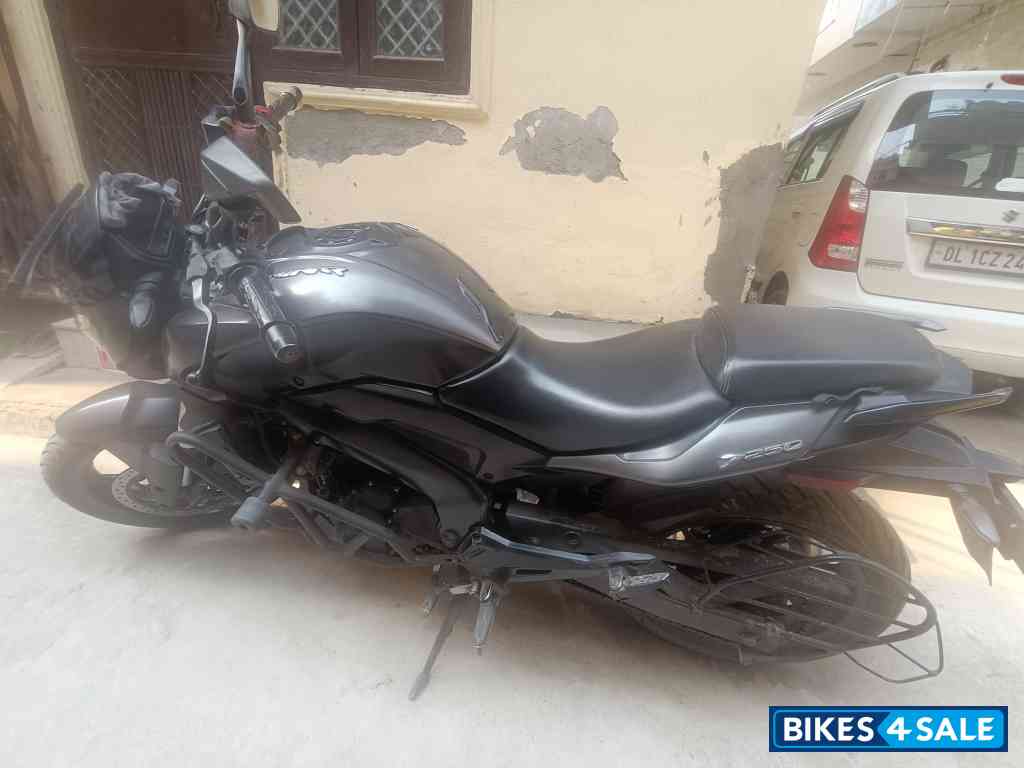 Black Bajaj Dominar 250