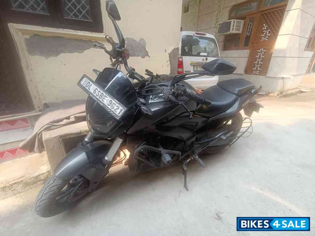 Black Bajaj Dominar 250