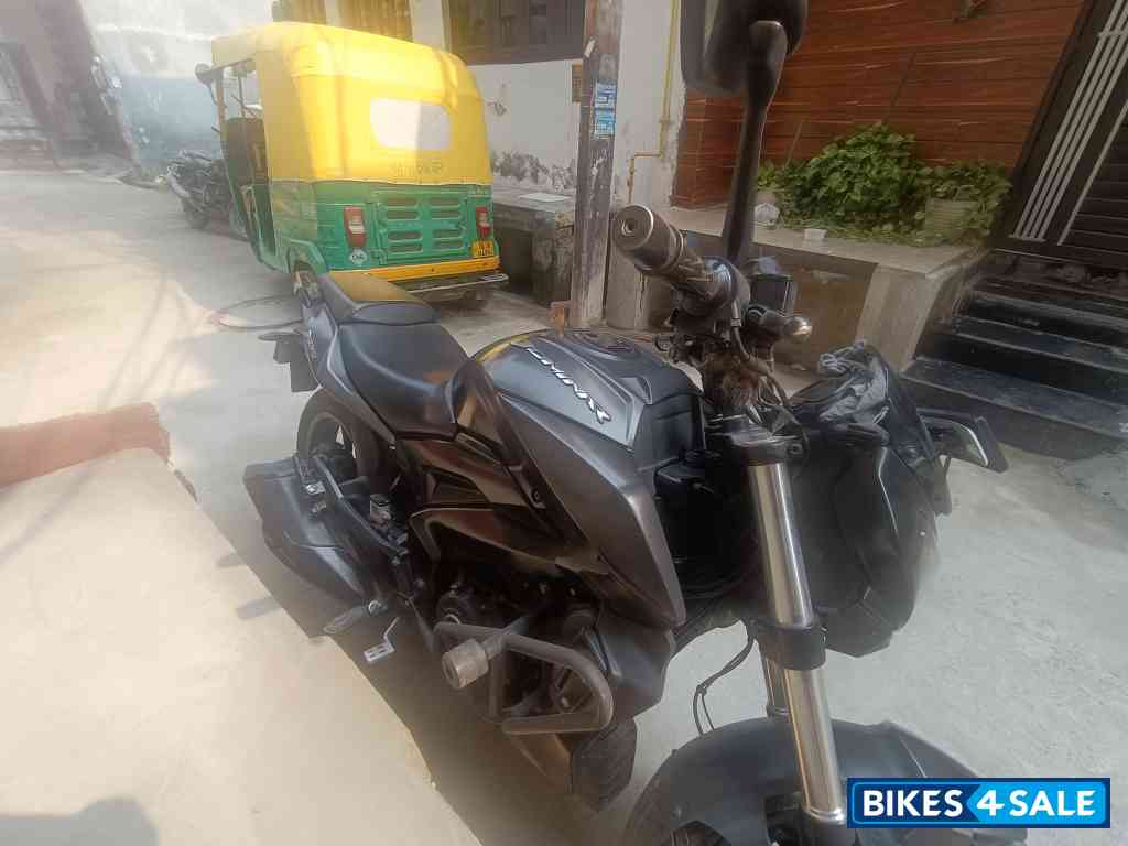 Black Bajaj Dominar 250