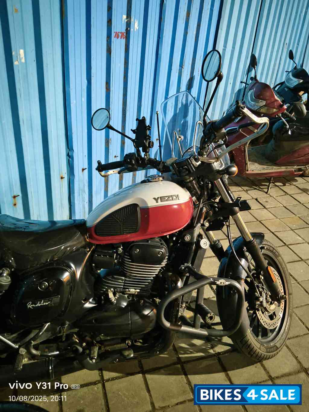 Dual Tone Yezdi Roadster Dual Tone