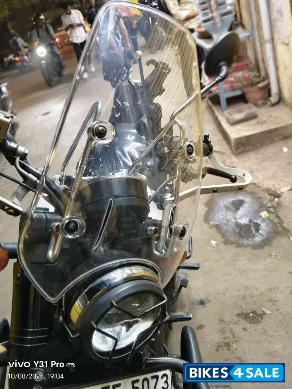 Dual Tone Yezdi Roadster Dual Tone