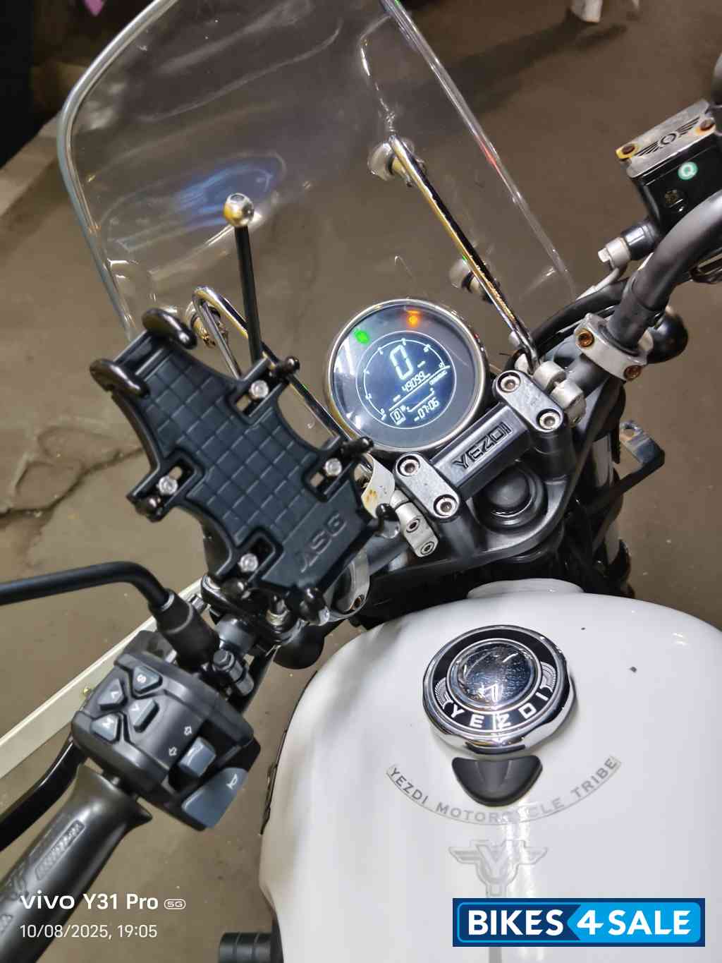 Dual Tone Yezdi Roadster Dual Tone