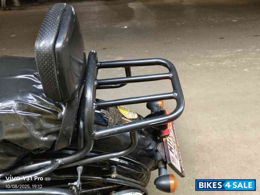 Dual Tone Yezdi Roadster Dual Tone