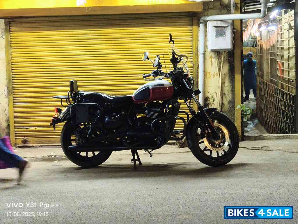 Dual Tone Yezdi Roadster Dual Tone