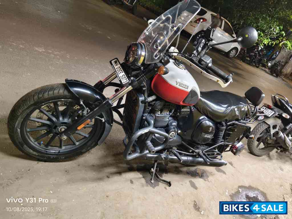 Dual Tone Yezdi Roadster Dual Tone