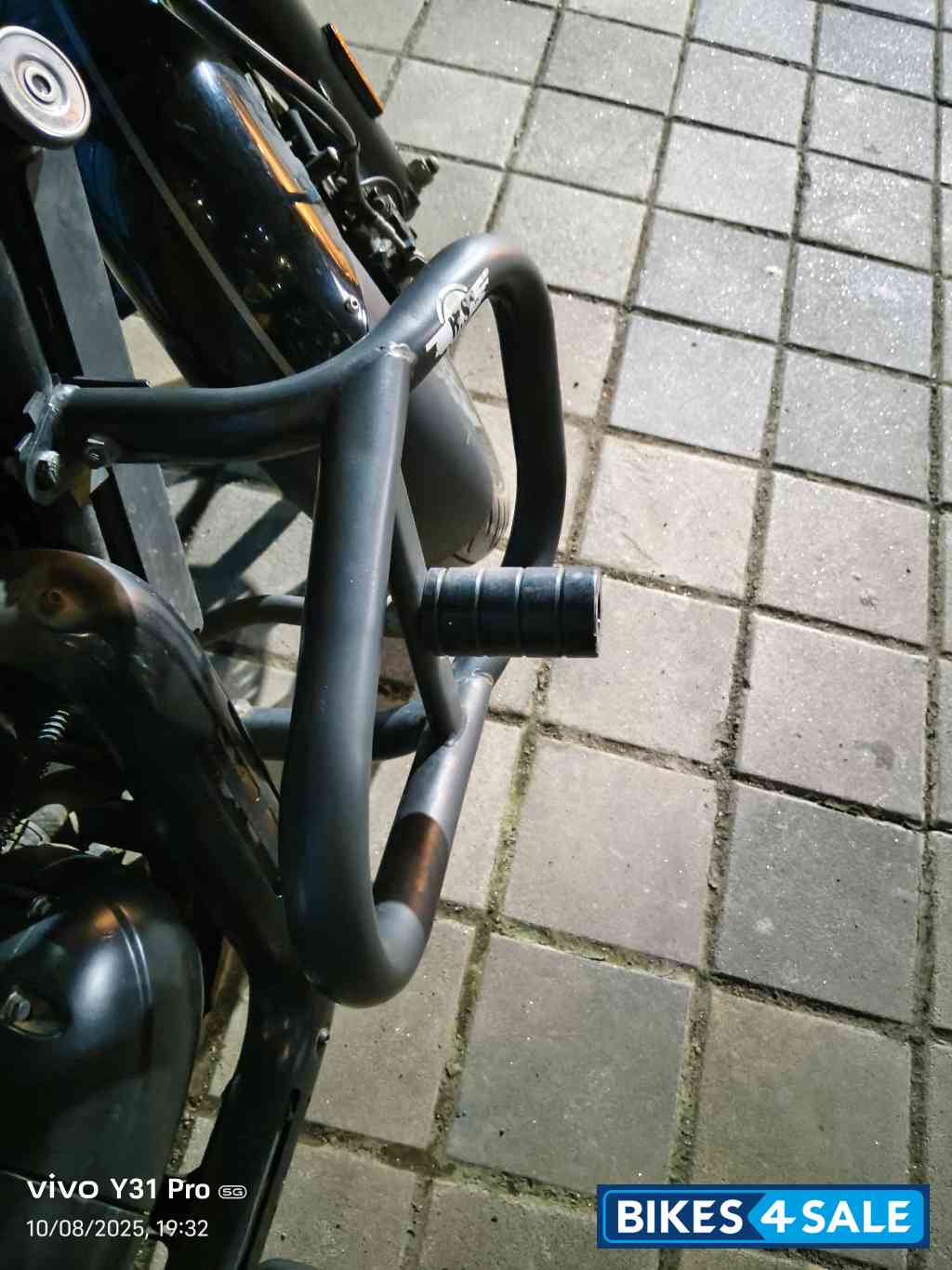 Dual Tone Yezdi Roadster Dual Tone