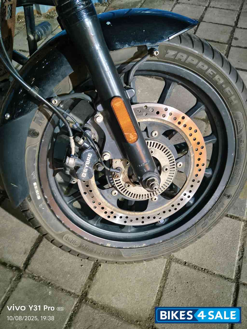 Dual Tone Yezdi Roadster Dual Tone