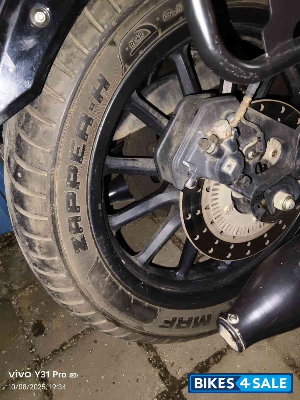 Dual Tone Yezdi Roadster Dual Tone