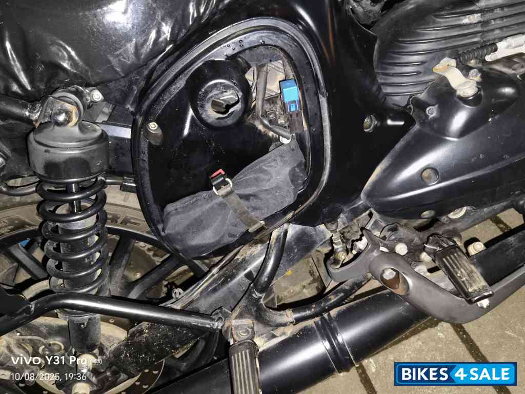 Dual Tone Yezdi Roadster Dual Tone