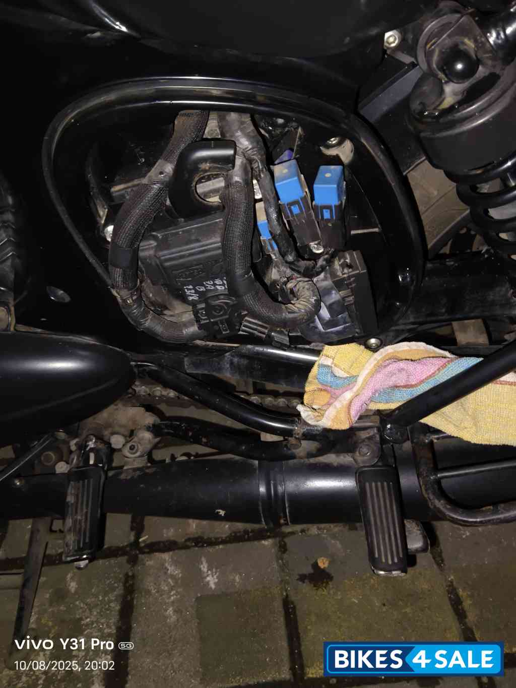 Dual Tone Yezdi Roadster Dual Tone