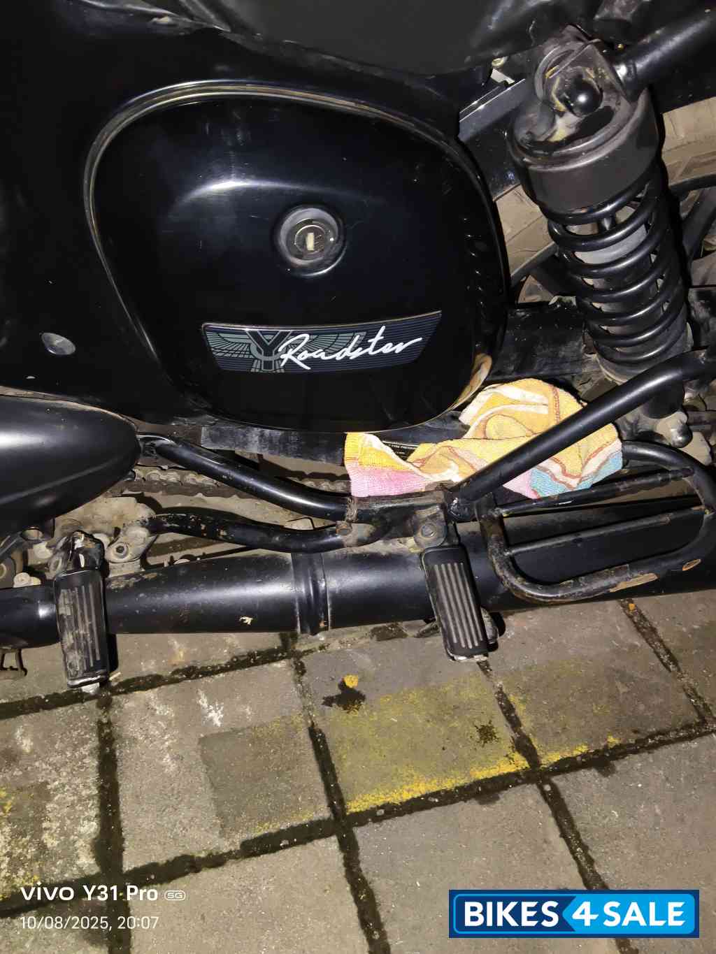 Dual Tone Yezdi Roadster Dual Tone