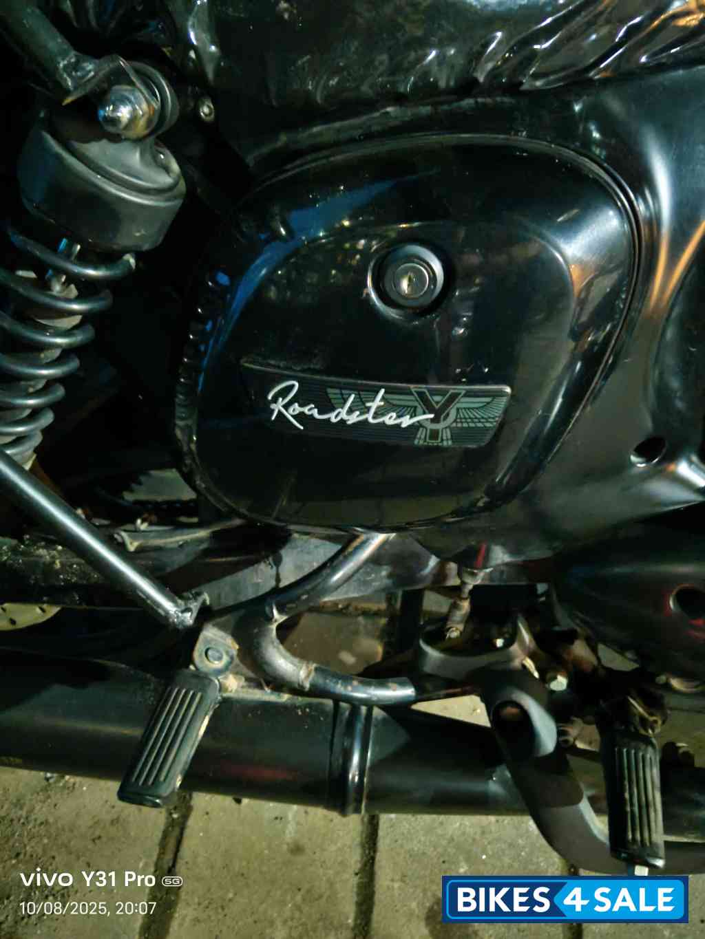 Dual Tone Yezdi Roadster Dual Tone