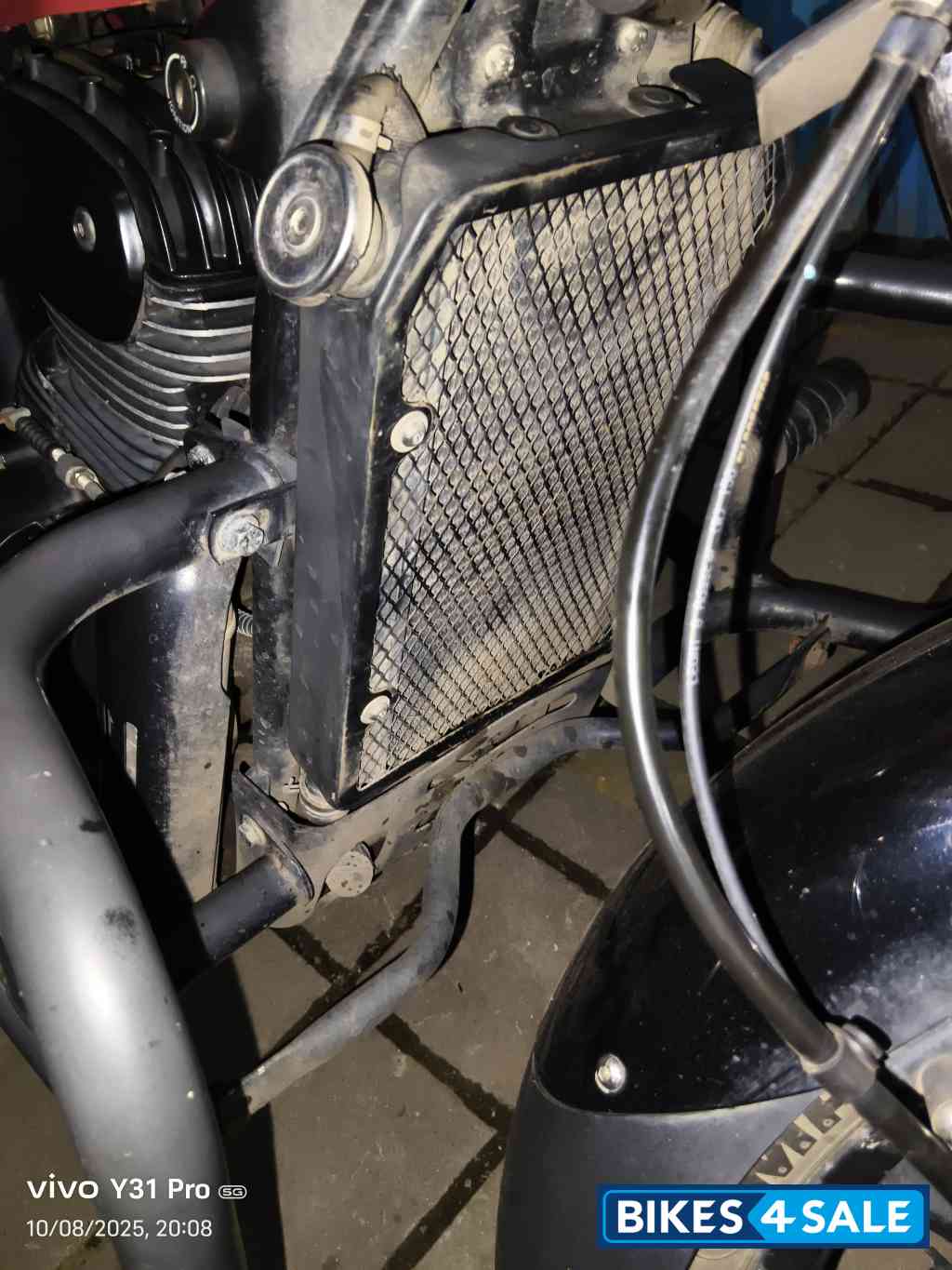 Dual Tone Yezdi Roadster Dual Tone