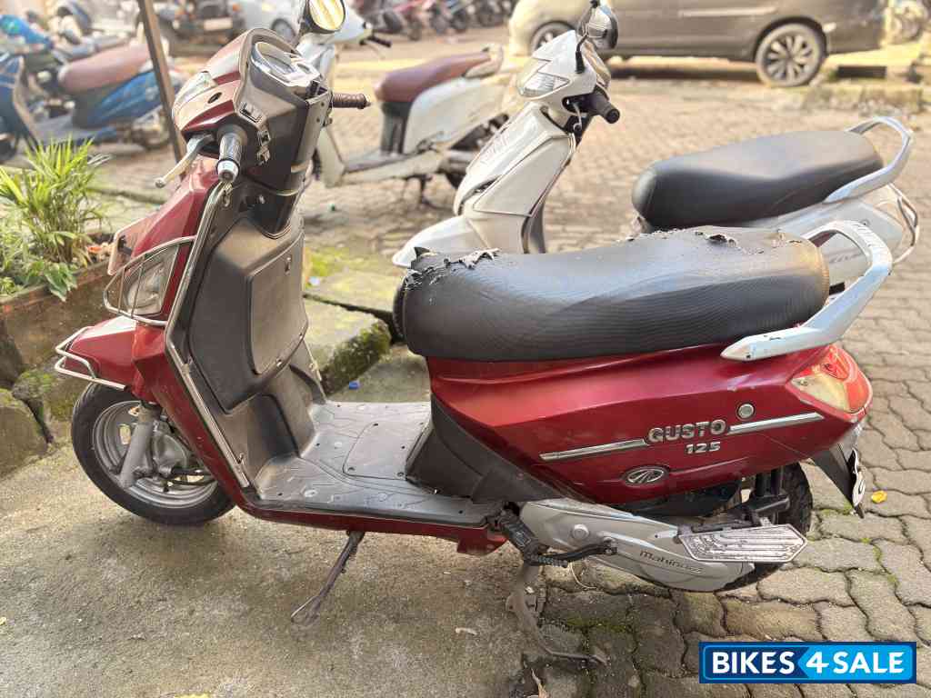 Red Mahindra Gusto 125