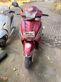 Red Mahindra Gusto 125