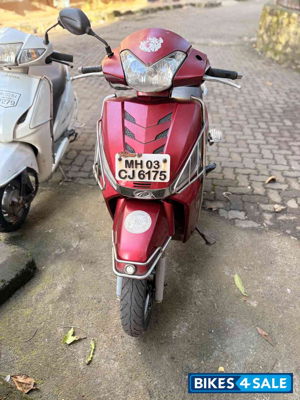 Red Mahindra Gusto 125