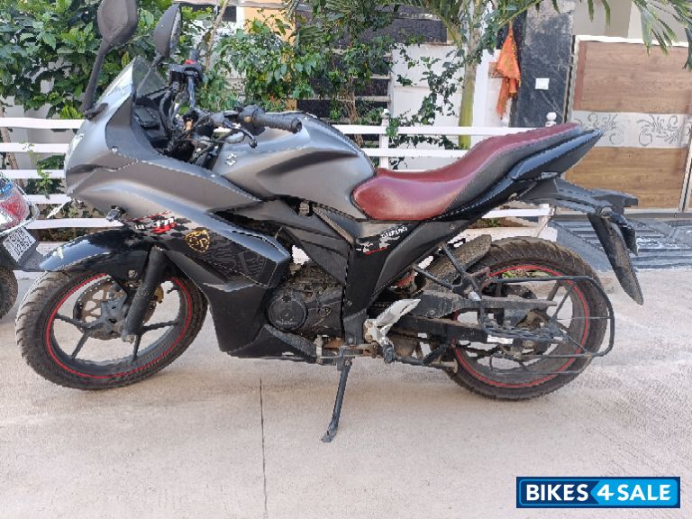 Metallic Grey Suzuki Gixxer SF SP