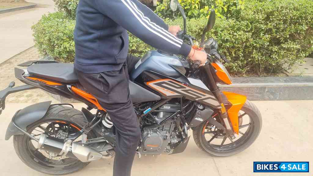 Orange KTM Duke 250
