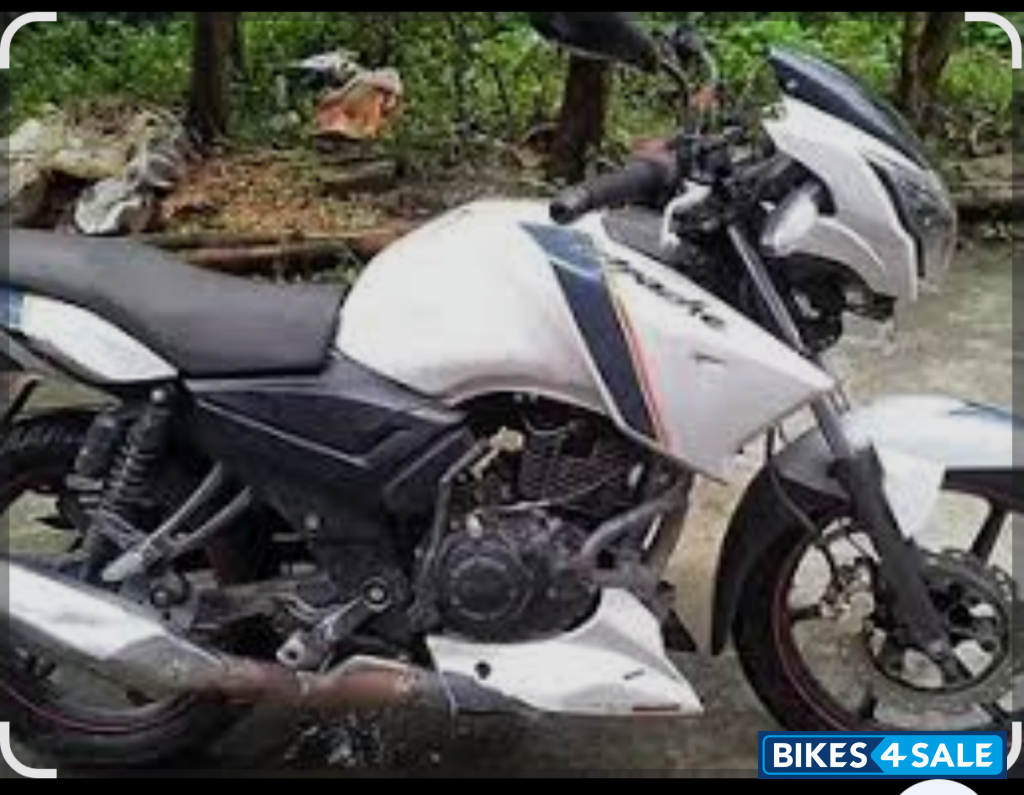 White TVS Apache RTR 160 4V