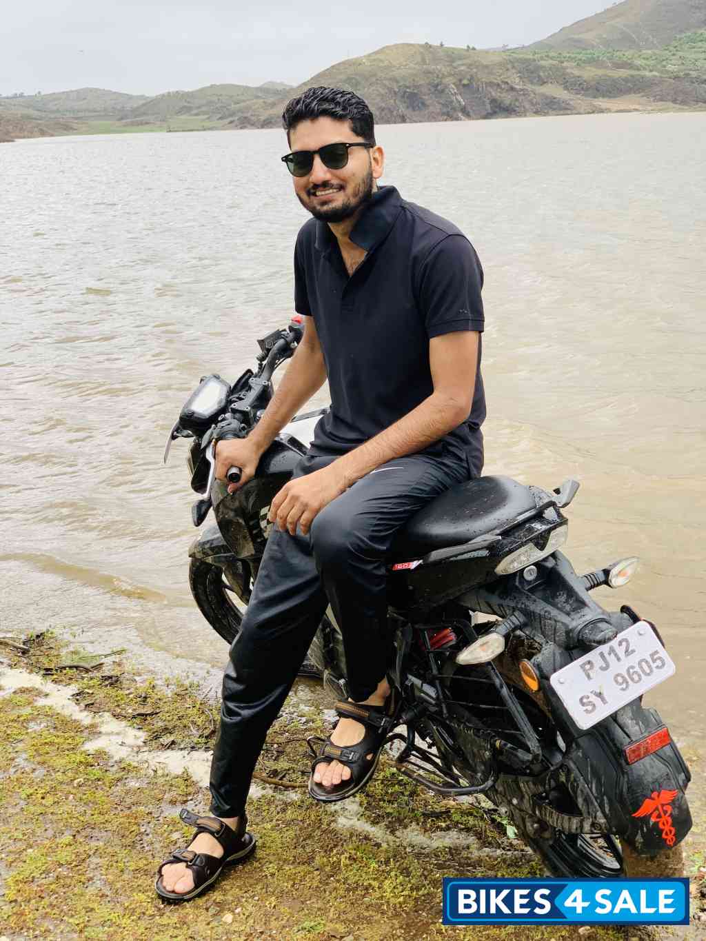 Black TVS Apache RTR 160 4V