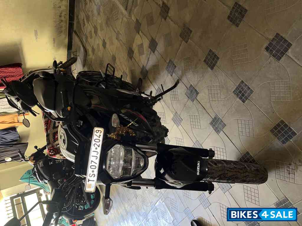 Black Suzuki Gixxer BS6