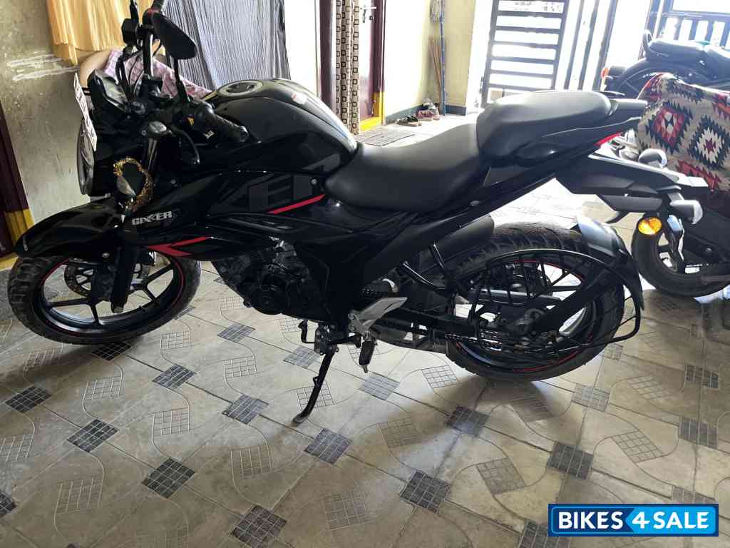 Black Suzuki Gixxer BS6