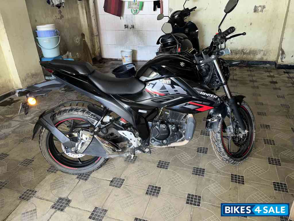 Black Suzuki Gixxer BS6
