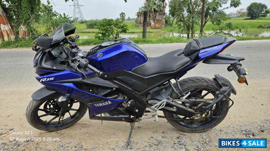 Blue Yamaha YZF R15 Blue Yamaha YZF R15