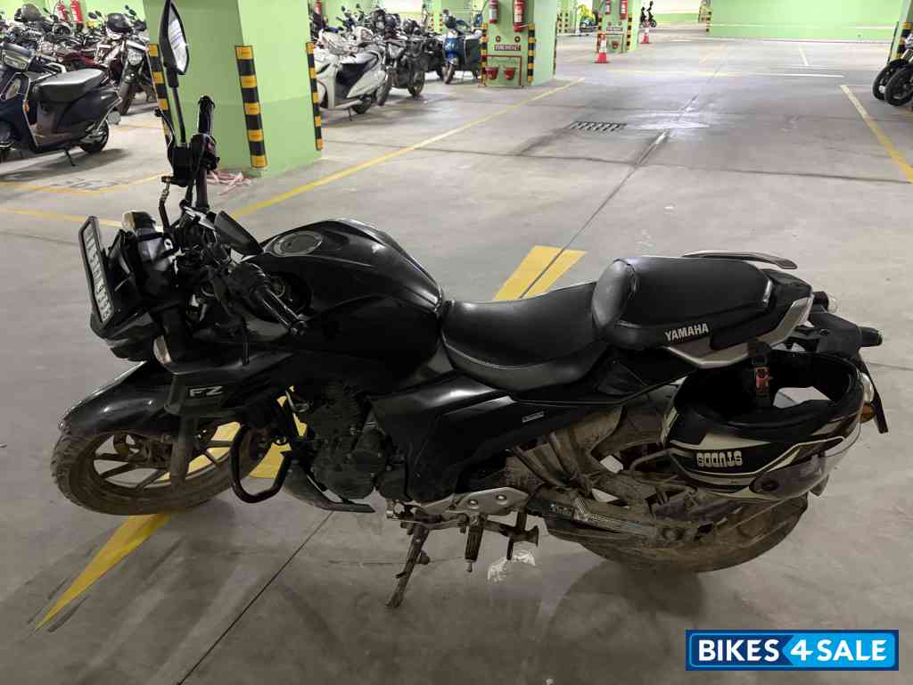 Black Yamaha FZ25