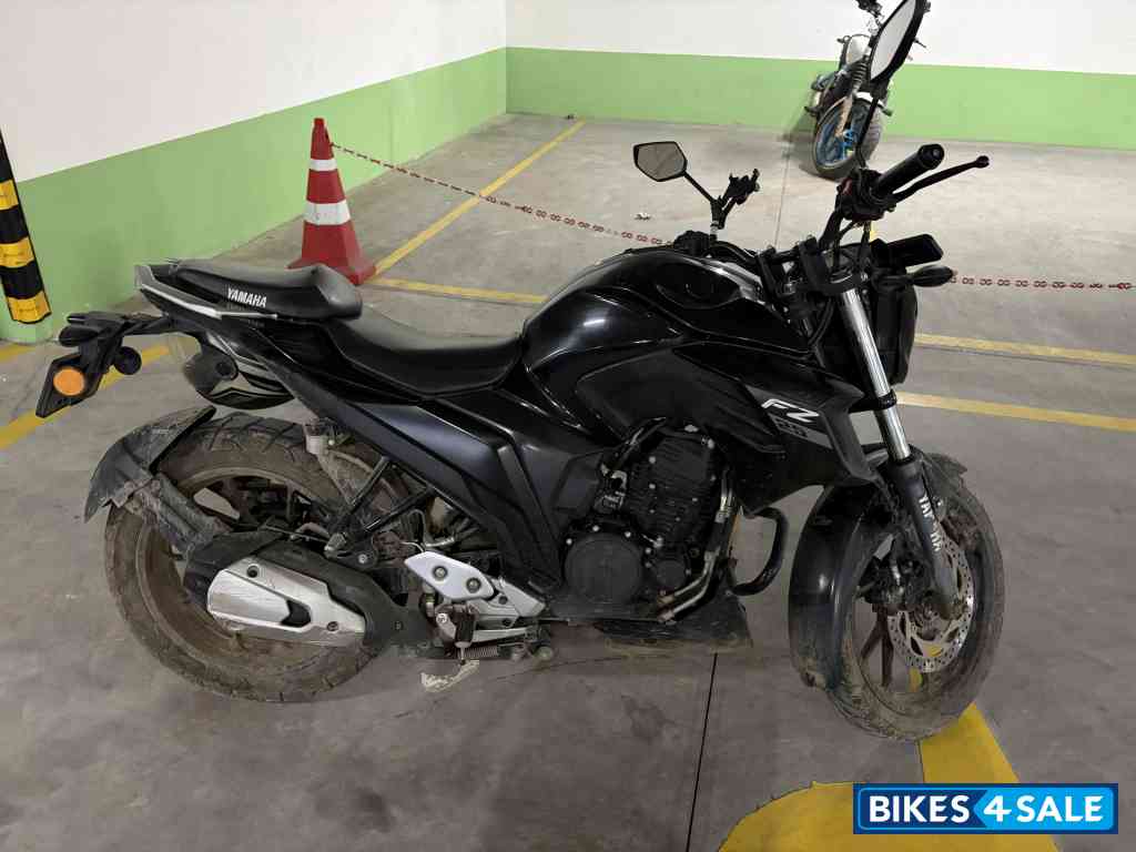 Black Yamaha FZ25